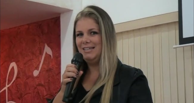 Viviane Brunieri hoje é missionária e evangeliza moradores de rua no Japão. (Imagem: UOL)