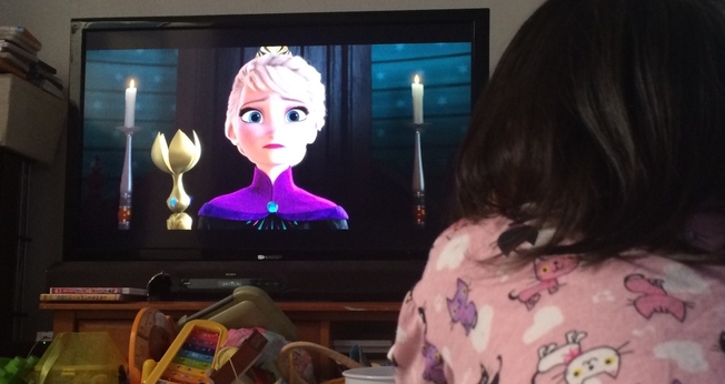 Criança assistindo o filme Frozen na televisão de sua casa. (Foto: Reprodução)