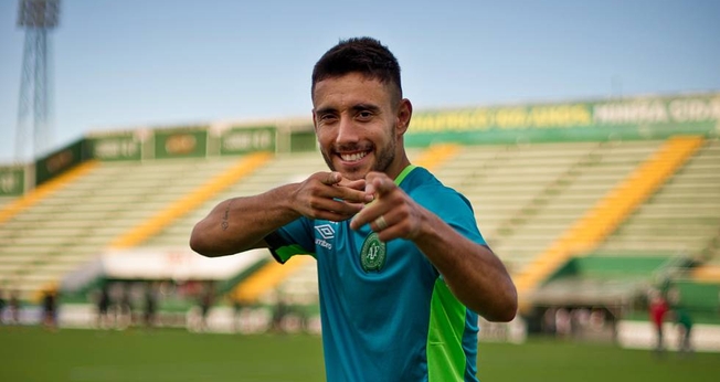 Alan Ruschel treinando com bola na Arena Condá, em Chapecó. (Foto: Angélica Lüersen)