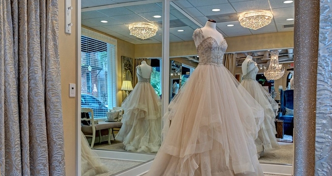 Vestido de noiva, exposto em loja dos EUA. (Foto: Wedding Wire)