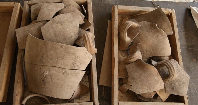Durante a escavação, arqueólogos encontraram artefatos raros. (Foto: Eliyahu Yanai/City Of David)