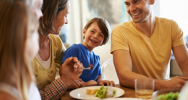 Imagem ilustrativa. Inicie uma reeducação alimentar em família. (Foto: Balancing The Busy)