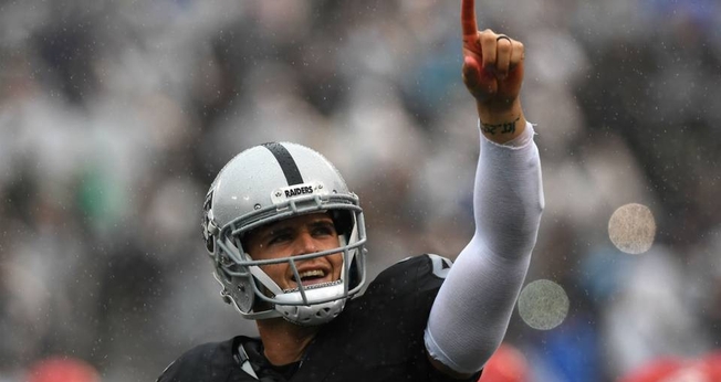 Derek Carr impediu três homens de se matarem, após obedecer a voz de Deus. (Foto: Reprodução)