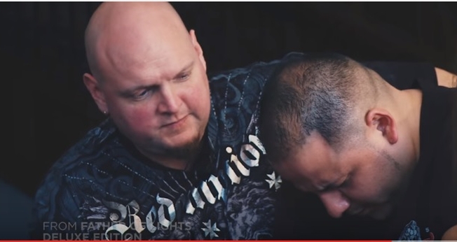 Pastor Robby Dawkins orando por um dos gângsters que evangelizou: (Imagem: WP Films)