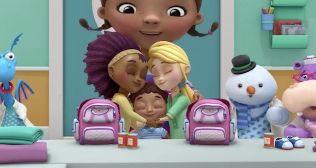 Cena do desenho "Doc McStuffins", no qual aparecem duas mães lésbicas juntas. (Foto: Yahoo)