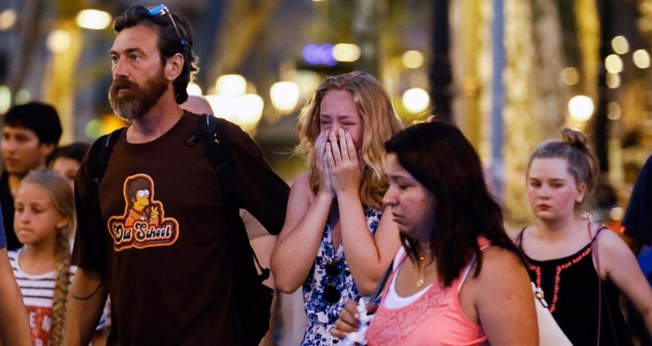Famílias das vítimas choram após ataque em Barcelona. (Foto: ETOnline)