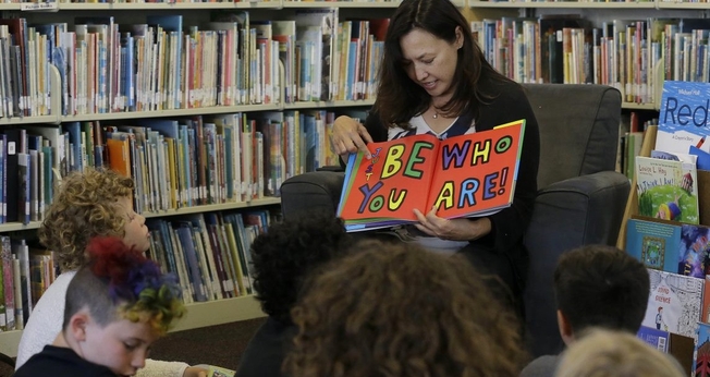 Professora lê para crianças em escola dos EUA. (Foto: The Resurgent)