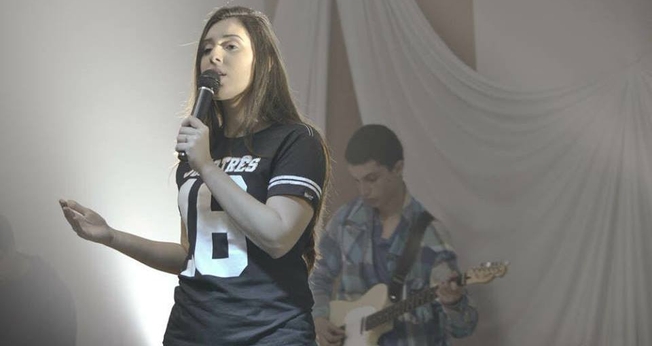 Thaiane Seghetto reflete sua forte conexão com Deus em composições profundas. (Foto: Reprodução).