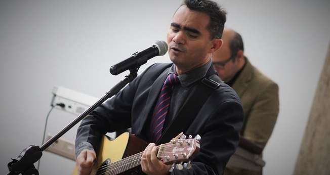 Darrell Evans canta a faixa “Maravilhoso”, nome que dá o título do projeto. (Foto: Reprodução).