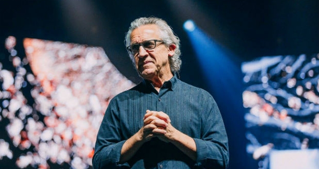 O pastor diz que devemos nos concentrar na alegria do Senhor. (Foto: Reprodução).