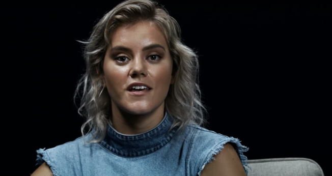 Apesar dos tempos ruins, Taya ressalta que continua usando a adoração como uma arma contra as trevas. (Foto: Reprodução).