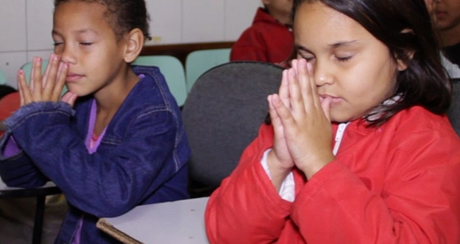 Crianças oram em escola. (Foto: Campo Grande News)