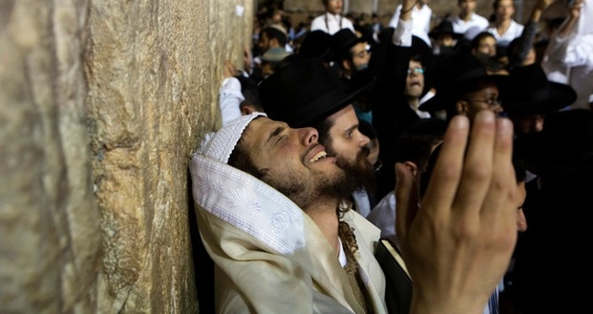 Judeu em momento de oração no Muro das Lamentações, em Jerusalém. (Foto: Reuters)