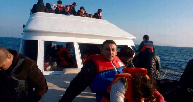 Saad e suas duas filhas no Mar Mediterrâneo durante fuga do Iraque, em agosto de 2014. (Foto: Arquivo pessoal)