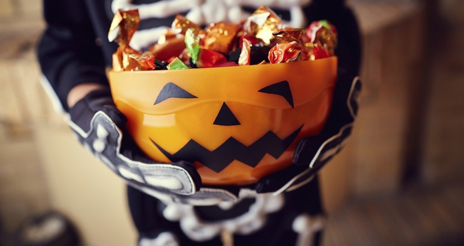 Pedir doces de porta em porta é uma tradição do Halloween. (Foto: NPR)