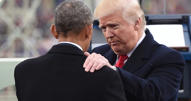 Trump cumprimenta Obama durante sua inauguração presidencial. (Foto: Getty Images)