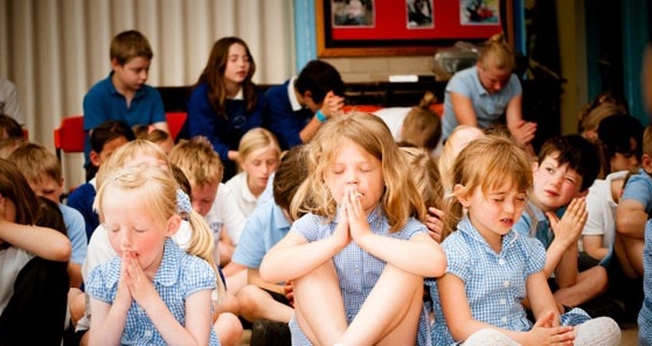 Alunos oram em escola primária europeia. (Foto: Crayke Primary School)