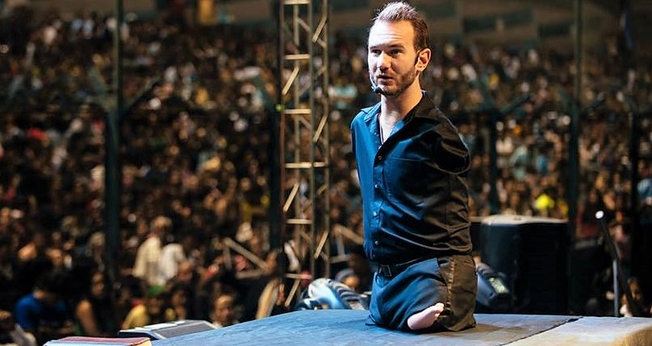 Nick Vujicic viaja por diversos países do mundo, pregando o Evangelho e compartilhando seu testemunho de superação. (Foto: beliefnet.com)