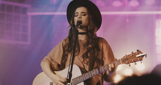 O vídeo ao vivo de “Minha Morada” conta com um espontâneo que integra o DVD. (Foto: Divulgação).