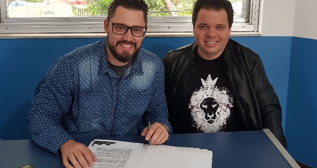 Chris Boni no momento da assinatura de contrato com Ricardinho Carvalho, diretor da Nova Fase Music (Foto: Divulgação).