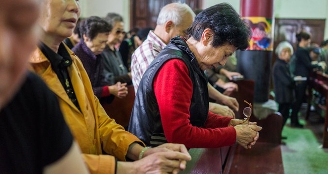 Cristãos participam de culto em igreja da China. (Foto: New York Times)