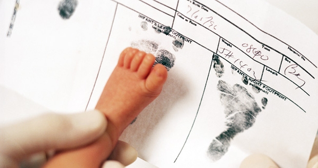 Bebê recebendo seus primeiros registros após, exames iniciais no hospital. (Foto: life.hu)