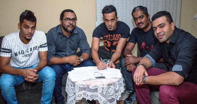 A banda é formada pelo vocalista Adriano Carmo, os guitarristas Jeff Viveiros e Wellington Duellis, o baixista Fernando Reis e o baterista Matheus Carmo. (Foto: Divulgação).