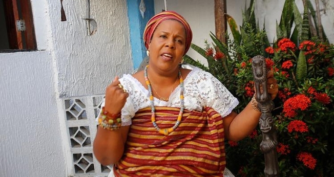Jaciara Ribeiro se apresenta como ialorixá, termo que faz referência à autoridade de um terreiro, mais conhecida como "mãe de santo". (Foto: UOL)