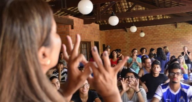 A forma de se comunicar desse público é diferente de quem não tem problema com audição. (Foto: Lagoinha).