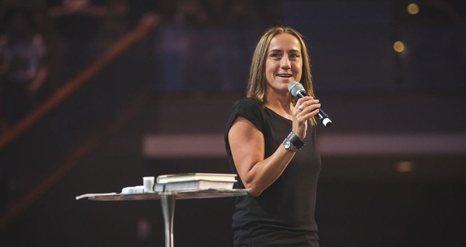 Christine Caine acredita que fomos criados para viver livres em Cristo. (Foto: Reprodução).