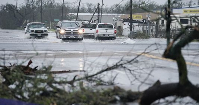 Imagem ilustrativa. Meninas sobrevivem à destruição provocada por tornado. (Foto: Darren Abate/EPA)
