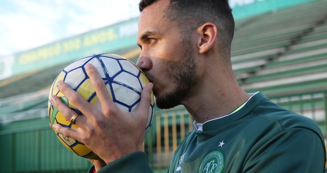 Neto se tornou uma peça importante na vida das famílias das vítimas. (Foto: Globo Esporte)