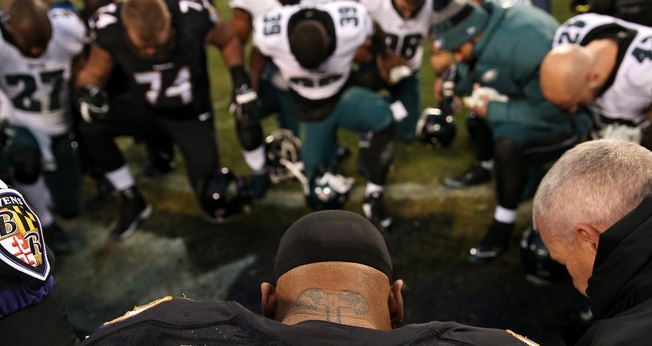 Steve Smith orando com jogadores da Philadelphia Eagles em Baltimore, Maryland. (Foto: Patrick Smith/Getty Images)