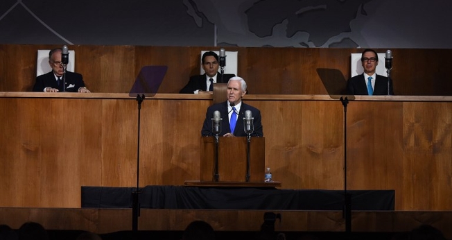 Vice-presidente dos Estados Unidos, Mike Pence, em discurso no Queens Museum, em Nova York. (Foto: AFP/Timothy A. Clary)