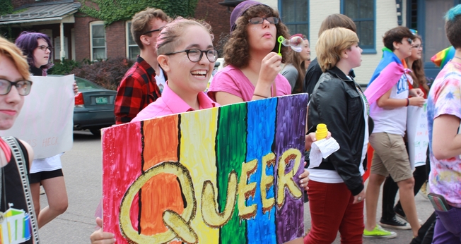 Adolescentes se manifestam em favor da ideologia de gênero. (Foto: Outright Vermont)