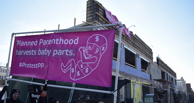 Manifestantes fazem protesto contra a Planned Parenthood nos EUA. (Foto: The Blaze)