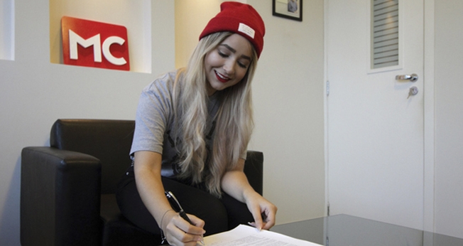 A youtuber contará com centenas de relatos recebidos através de seus canais. (Foto: Divulgação).