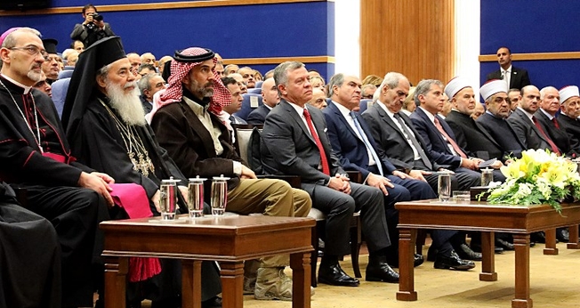 Rei Abdullah II da Jordânia [4º a partir da esquerda] em evento com líderes cristãos no rio Jordão. (Foto: Amel Pain/AFP)