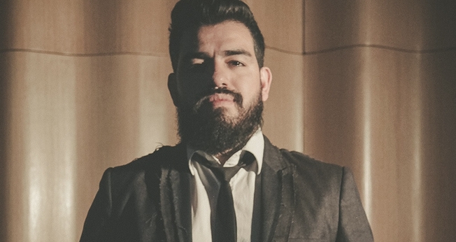 Com um longo histórico como guitarrista, no ano de 2014 lançou seu primeiro CD “Minha Existência”. (Foto: Divulgação).