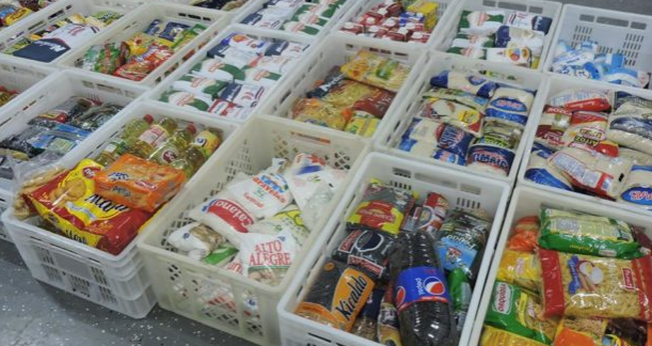 Uma parceria entre as famílias cristãs e um atelier de calçados arrecadou meia tonelada de alimentos. (Foto: NA).
