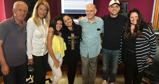 "Vai ser um álbum inspirador", declarou a cantora. (Foto: Reprodução/Facebook).