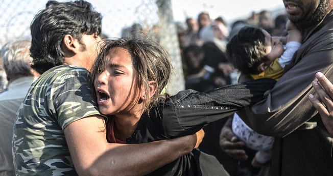 Refugiados durante fuga da cidade de Tal Abyad, na Síria, sob comando do Estado Islâmico. (Foto: AFP/Getty Images)