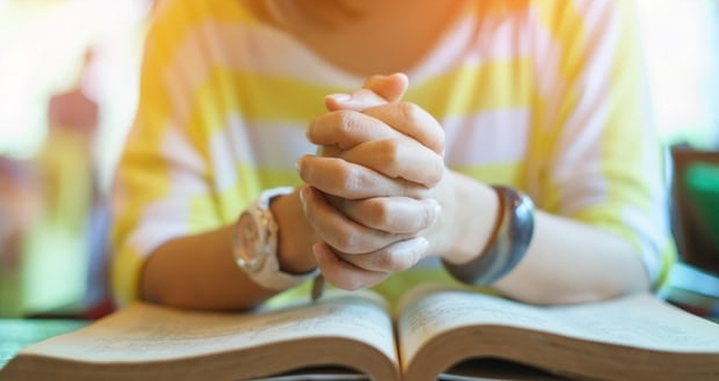 Menos da metade das pessoas que oram acreditaram que Deus ouve suas orações. (Foto: Alamy)