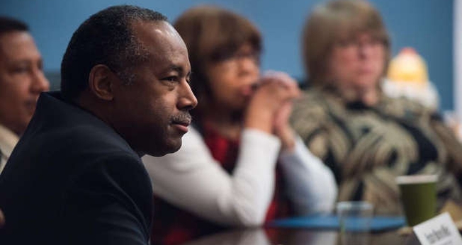 Ben Carson lidera um grupo de estudo bíblico com outros secretários do governo Trump. (Foto: Reuters)