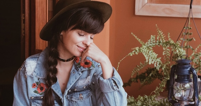 O clipe foi dirigido pela própria Marcela Taís, juntamente com Edu Lauton. (Foto: Divulgação).