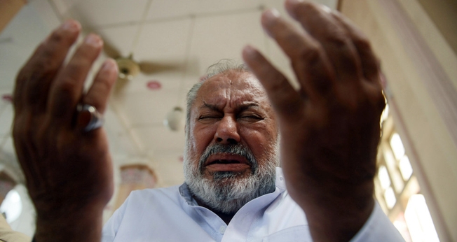 Homem ora fervorosamente na Índia. (Foto: CNN.com)