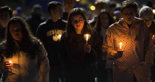 Estudantes do ensino médio durante uma vigília de oração depois do tiroteio em Parkland, na Flórida. (Foto: Getty Images/Drew Angerer)