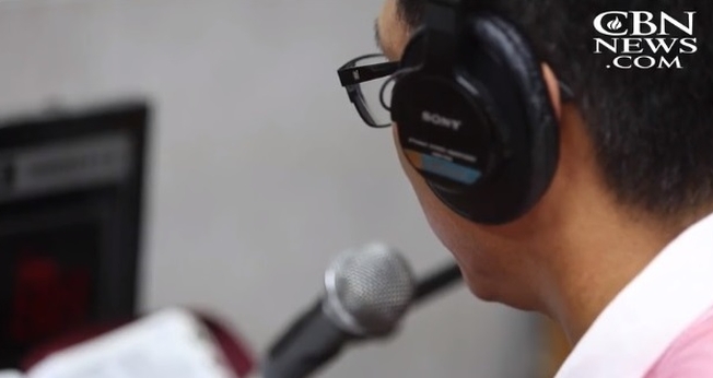 Jae-un e Sung-min apresentam um programa de rádio para evangelizar norte-coreanos. (Imagem: CBN News)
