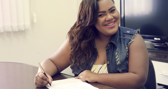 A cantora começou sua carreira musical ainda na adolescência, como vocalista do Raiz Coral. (Foto: Divulgação).