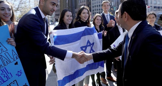 Presidente da Guatemala, Jimmy Morales, cumprimenta membros da comunidade israelense em Washington. (Foto: Guatemala Presidency/Handout/Reuters)